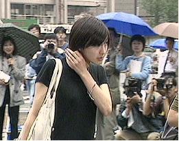 Actress Hirosue attends Waseda Univ. for 1st time